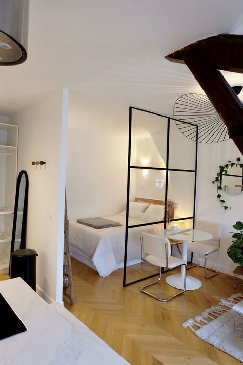 Un propriétaire repense intégralement son studio parisien de 27 m2 - Côté Maison Small Studio Apartment Decorating, Tiny Studio Apartments, Home Studio Ideas, Case Studio, Mini Apartments, One Room Apartment, Studio Apartment Living, Studio Apartment Design, First Apartment Decorating