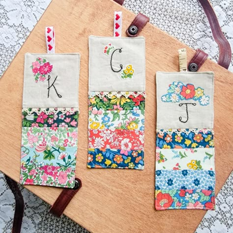 Liberty: Flower Show Midsummer – Patchwork Bookmarks – Riley Blake Designs Bookmark Crochet, Handmade Bookmarks Diy, Scrap Fabric Crafts, Diy Bookmarks, Book Markers, Small Sewing Projects, Fabric Book, Bookmarks Handmade, Easy Sewing Projects