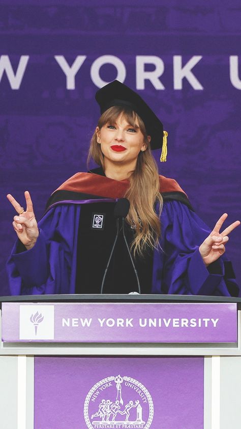 Taylor Swift Nyu, Taylor Swift Graduation, Estilo Taylor Swift, Taylor Swift Music, Taylor Swift Posters, All About Taylor Swift, Taylor Swift Videos, Taylor Swift Wallpaper, Swift 3