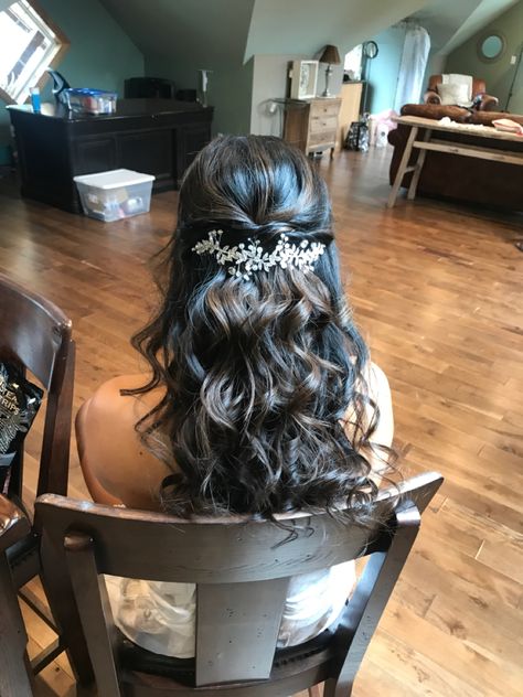 Dark Hair Wedding Hairstyles Brides Half Up, Dark Hair Updo Wedding Half Up, Asian Bridal Hair Half Up Half Down, Half Up Dark Hair Wedding, Bridal Hair Half Up Brunette Front View, Simple Bride Hairstyles, Vintage Bride Hairstyles, Asian Wedding Hair, Wedding Hair Brunette