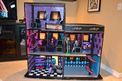 Monster High Doll House, High Bookshelf, High Friends, Monster High Bedroom, Monster High Crafts, Monster High Dollhouse, Monster High House, New Monster High Dolls, Diy Monsters