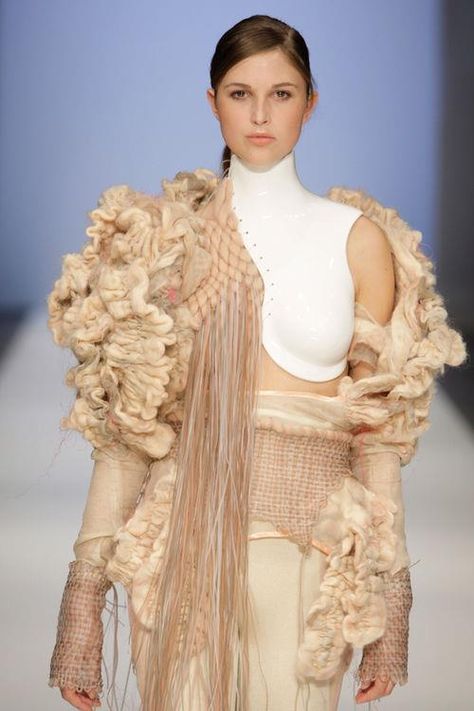 How trend of the knit wear..... ✌‿✌ Fashion Innovation, Sculptural Fashion, Kampot, Textiles Techniques, Neutral Shades, Viktor Rolf, Looks Street Style, Textiles Fashion, Fall 2022