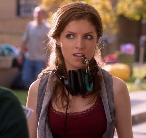 Becca From Pitch Perfect, Beca Pitch Perfect Aesthetic, Becca Mitchell Pitch Perfect, Becca Pitch Perfect Aesthetic, Pitch Perfect Wallpaper Aesthetic, Beca Mitchell Aesthetic, Becca Pitch Perfect, Pitch Perfect Aesthetic, Anna Kendrick Hair