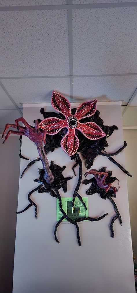 Stranger Things Booth Ideas, The Upside Down Decorations, Stranger Things Home Decor, Strangers Things Halloween Decorations, Zombie Apocalypse Halloween Decorations, Stranger Things Hallway Decorations, Halloween Door Decorations For Office Contest, Halloween Decorations Stranger Things, Stranger Things Decoration Diy