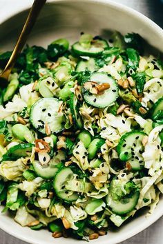 Nutty Green Veggie Crunch Salad Crunch Salad, Resep Salad, Best Salad Recipes, Refreshing Salad, Noodle Salad, Vegan Salad, Cucumber Salad, Edamame, Easy Salads