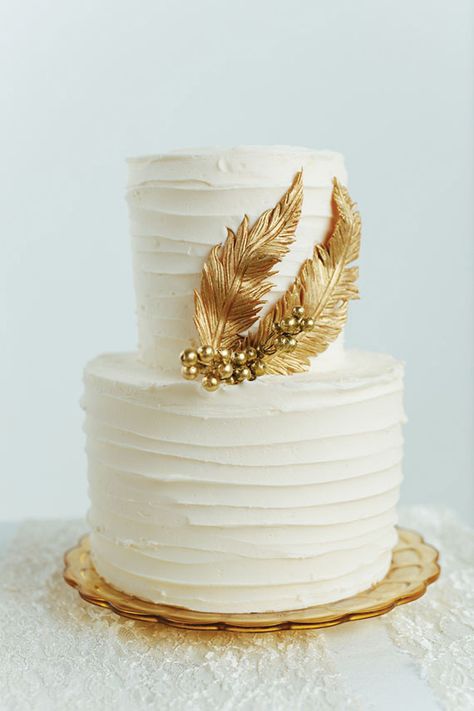 Feather wedding cake inspiration // see all the cakes on www.onefabday.com Feather Wedding Cake, Gold And White Cake, Feather Cake, Unusual Wedding Cakes, Blush Wedding Inspiration, Cake Bars, Gold Wedding Cake, Gold Cake, Elegant Wedding Cakes