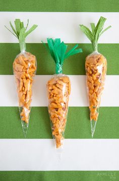 On the Farm Snack Idea... DIY Easter "Carrots"- My Aunt made all the kids in my family these for Easter. Now I see where she got the idea! Annies Homegrown, Easter Snacks, Baby Looney Tunes, Easter Carrots, Easter Goodies, School Treats, Easter Crafts Diy, Easter Time, Hoppy Easter