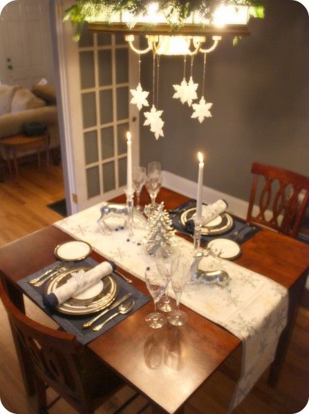 Square Dining Table Decor, Simple Christmas Table, Christmas Charity, Simple Table Settings, I Lied, Christmas Table Setting, Christmas Squares, Christmas Dinner Table, Christmas Decorations Diy Outdoor