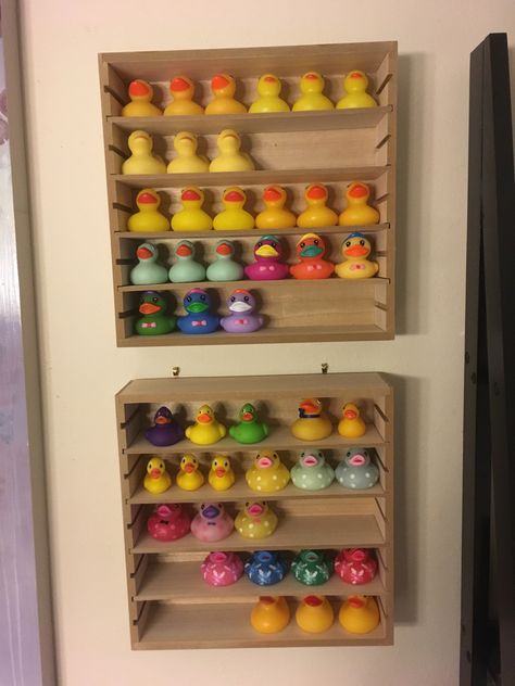 Rubber Duck Collection Display, Rubber Duck Display Ideas, Duck House Decor, Rubber Duck Bathroom Ideas, Rubber Duck Collection, Rubber Duck Display, Duck Items, Ducky Bathroom, Rubber Duck Bathroom