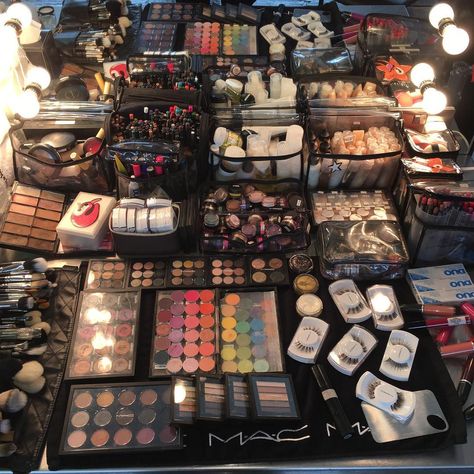 Mua Kit, Makeup Artist Career, Penyimpanan Makeup, Makeup Collection Goals, Professional Makeup Kit, Aesthetic Dump, Makeup Artist Kit, Makeup Room Decor, Salon Ideas