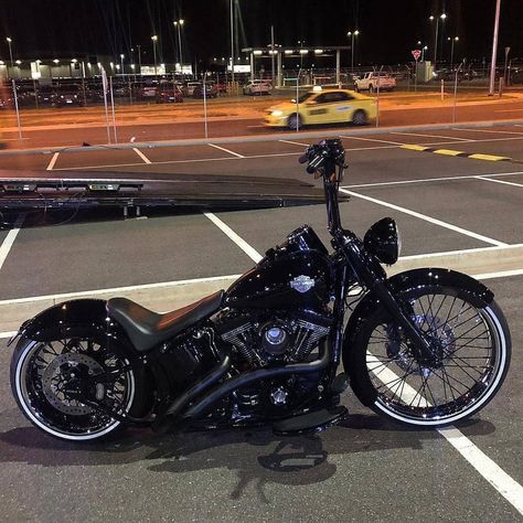 Harley Davidson Softail, Custom Motorcycles Harley, Custom Street Bikes, Softail Slim, Softail Custom, Motos Honda, Harley Bobber, Bobber Bikes, Softail Deluxe