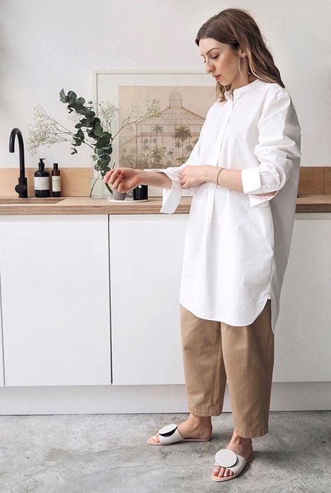 Chic Spring Outfits, White Slide Sandals, White Tunic Shirt, Minimal Stil, Beige Hose, Casual Outfits Fashion, White Slides Sandals, Look Zara, Classic Shirt Dress