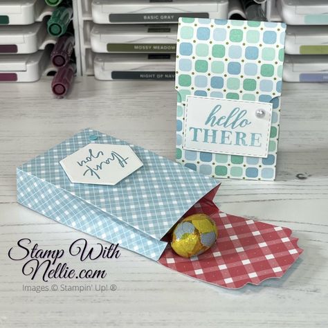 How to make a small gift bag with 6" x 6" Country Gingham designer series paper - Stamp with Nellie Lunch Bag Crafts, Diy Small Bag, Diy Goodie Bags, Diy Scrapbook Paper, Mini Gift Bags, Paper Purse, Of Challenge, Gift Bags Diy, Treat Holders