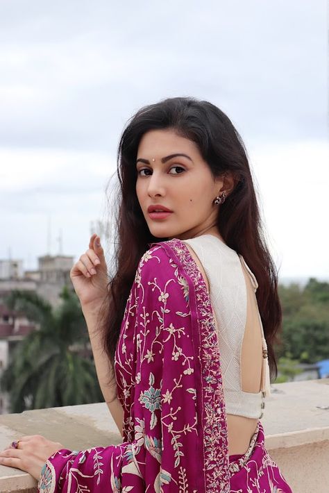 Amyra Dastur Amayra Dastur, Actor Dhanush, Saree Model, Amyra Dastur, Saree Stills, Modeling Photos, Bollywood Hairstyles, Saree Poses, Indian Photoshoot