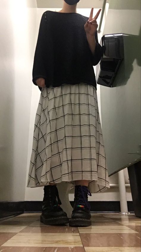 Gender Neutral Skirt Outfits, Enby Outfits Skirt, Long Skirt Outfits Men, Men In Long Skirts, Masculine Skirt Outfit, Queer Fashion Plus Size, Masc Skirt Outfit, Amab Enby Fashion, Plus Size Leather Pants Outfit