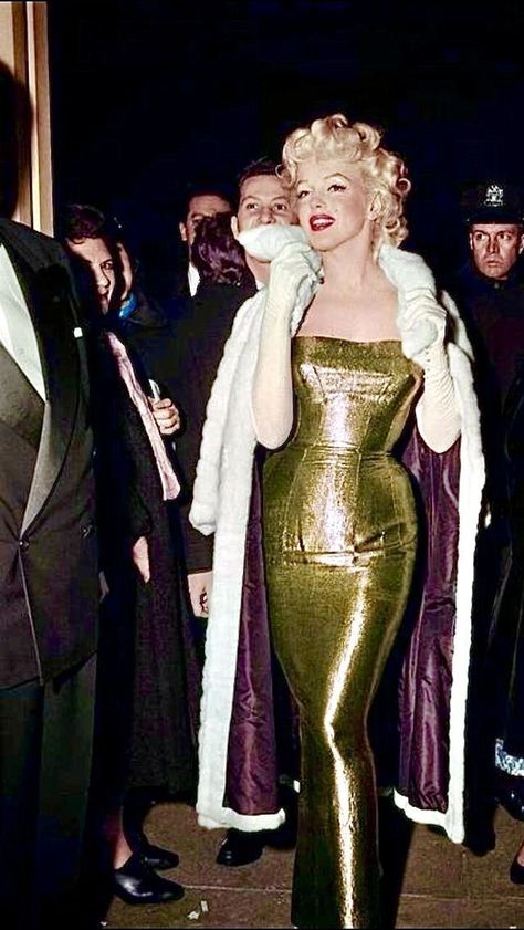 Marilyn Monroe Outfits, Monroe Dress, Marilyn Monroe Fashion, Vintage Hollywood Glamour, Old Hollywood Glam, Marilyn Monroe Photos, Iconic Dresses, Norma Jean, Norma Jeane