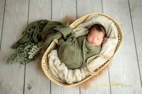 Newborn Photo Moses Basket, Moses Basket Pictures, Newborn Pictures In Basket, New Born Pictures Baby Boy, Newborn Photography In Basket, Newborn Photography Inspiration, Basket Baby Photoshoot, Spring Newborn Photoshoot, Newborn Photos Basket