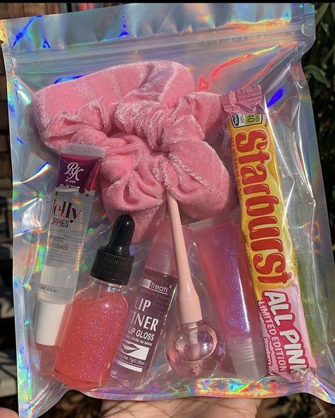 Girly Goody Bag Ideas, Make Up Goodie Bags, Pink Party Gift Bags, Goodie Bag Ideas For Sweet 16, Sweet 16 Treat Bags, Girly Goodie Bags, What To Put In Birthday Goodie Bags, Pink Birthday Goodie Bags, Pink Party Favors Goodie Bags