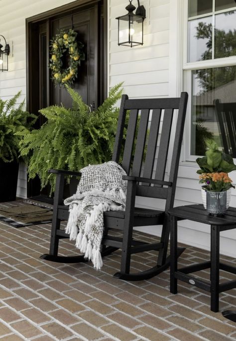 Outdoor Porch Ideas, Landscaping Front Porch, Front Porch Seating Ideas, Brick Front Porch, Front Porch Landscaping, Front Porch Chairs, Front Porch Seating, Farmhouse Front Porch Ideas, Outdoors Aesthetic