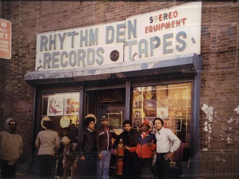 Rhythm Den with owner Ritchie T who also owned the T-Connection (see above) with The Fantastic with Grand Wizard Theodore East Tremont, The Bronx, 1980 | ph: Charlie Ahearn Kool G Rap, Jamel Shabazz, Grand Wizard, Hip Hop Aesthetic, Cultura Hip Hop, Dead Of Summer, History Of Hip Hop, Hip Hop Dj, Pete Rock