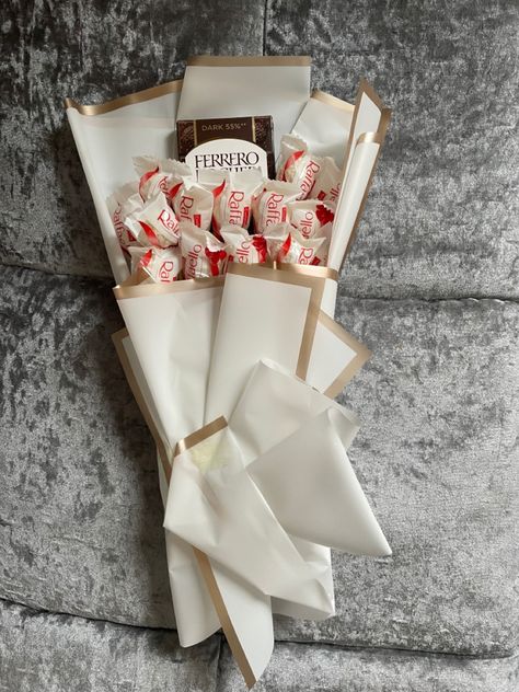 Raffaello Bouquet, Raffaello Recipe, Ferrero Raffaello, Raffaello Chocolate, Cute Couple Things, Dessert Gifts, Men Party, Couple Things, Chocolate Bouquet