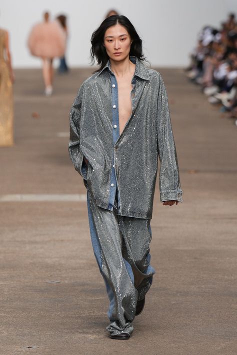 Stella McCartney Spring Summer 2025 Fashion Show Edgy Glam Style, Stella Mccartney Style, Edgy Glam, English Fashion, Moda Outfit, Spring 2025, Glam Style, Amazing Ideas, Outfit Look