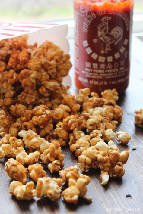 Sriracha caramel corn Sriracha Popcorn, Crockpot Dessert, Spicy Popcorn, Caramel Corn Recipes, Popcorn Treats, Sweet Heat, Spicy Snacks, Caramel Corn, Popcorn Recipes