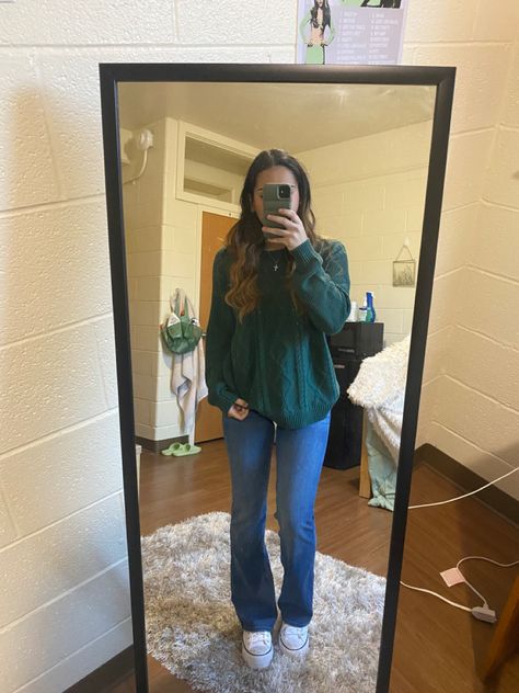 girl in a green cable knit sweater with bootcut jeans and white platform converse posing in a mirror Outfits Platform Converse, Dark Green Sweater Outfit, How To Style Bootcut Jeans, Green Converse Outfit, Converse Outfit Winter, Converse Outfit Fall, Green Jeans Outfit, Comfy Outfit For School, Platform Converse Outfit