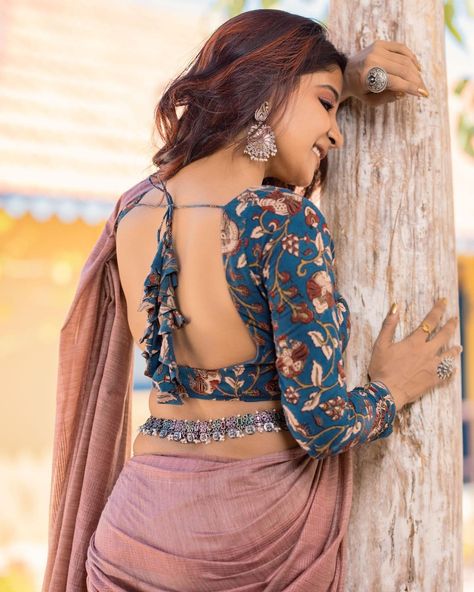 Back Less Blouses, Blouse Front Designs Latest, Hot Blouses For Saree, Backless Blouse Designs Open Backs, Sari Pose, Blouse Designs Back, Latest Blouse Neck Designs, Bharatanatyam Poses, Lace Blouse Design