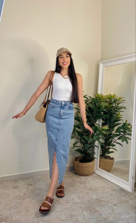 Denim Midi Skirt Outfit Trainers, Long Denim Skirt Outfit Casual, Midi Jean Skirt Outfits Street Styles, Long Jeans Skirt Outfit Summer, Cute Long Skirt Outfits For Summer, Black Denim Midi Skirt Outfit Summer, Pencil Skirt Outfits Casual Summer, Summer Jean Skirt Outfits, How To Style Midi Denim Skirt