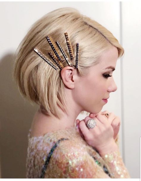 Pinned back on one side, but with not so many pins Carly Rae Jepsen, Hair Jewels, Cool Braids, Bob Hair, Penteado Cabelo Curto, Short Blonde, Trending Hairstyles, Short Blonde Hair, Winter Hairstyles