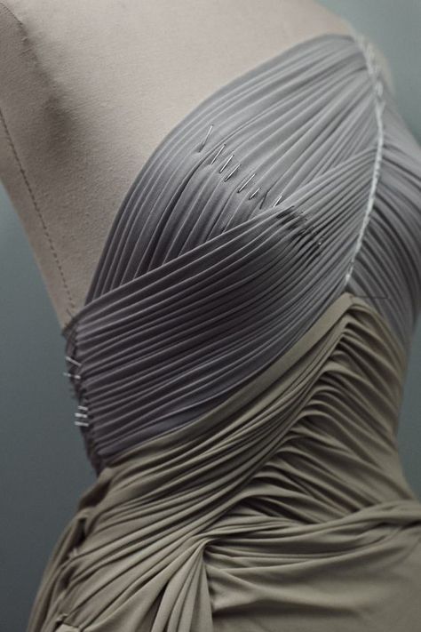 Pleats Draping, Hand Pleating, Yiqing Yin, Fashion Design Inspiration, Draping Techniques, Fashion Draping, Madame Gres, Draping Fabric, Draping Fashion