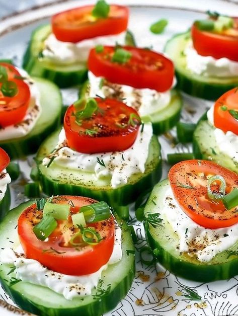 Keto Cucumber Slices With Cream Cheese Cream Cheese Keto Recipes, Keto Cucumber, Pumpkin Latte Recipe, Cucumber Cream Cheese, Cucumber Appetizers, Cream Cheese Appetizer, Dried Dill, Everything Bagel Seasoning, Cucumber Slices