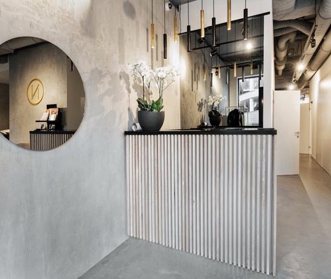 Salon Wood Decor, Gray Salon Decor, Concrete Hair Salon, Concrete Salon Design, Hair Salon Reception Area, Beauty Salon Reception Area, Beauty Salon Reception Ideas, Salon Color Schemes, White Hair Salon