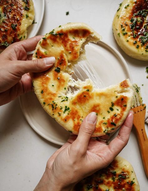 Fluffy Greek Pita Bread Recipe - FoodByMaria Flat Bread Dinner Ideas, Fluffy Pita Bread Recipe, Middle Eastern Bread Recipes, Greek Flat Bread Recipe, Feta Bread, Greek Pita Bread Recipe, Facottia Bread, Greek Bread Recipes, Flat Bread Recipe