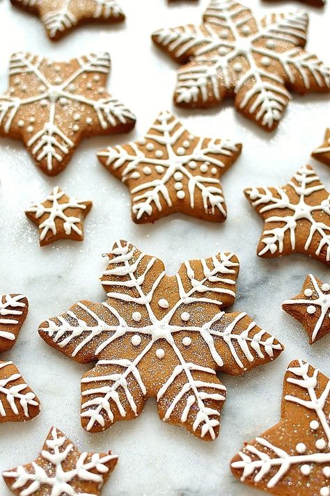 Gingerbread star and snowflake cookies with royal icing designs Easy Gingerbread Cookie Recipe, Gingerbread Star, Gingerbread Icing, Gingerbread Cookies Christmas, Iced Gingerbread, Easy Gingerbread Cookies, Chewy Gingerbread Cookies, Gingerbread Cookies Decorated, Fruit Cake Christmas