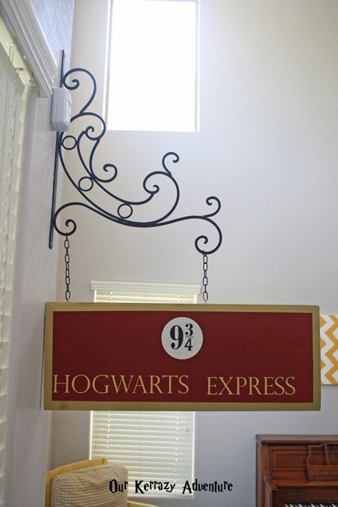 DIY Hogwarts Express Sign- Harry Potter Party Ideas Platform 9 3/4 Sign, Harry Potter Party Ideas, Harry Potter Bedroom Decor, Stile Harry Potter, Harry Potter Nursery, Harry Potter Room Decor, Harry Potter Classroom, Harry Potter Wall, Harry Potter Bedroom