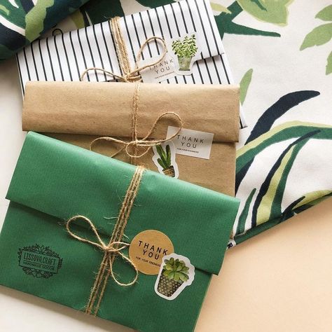 Cloth Wrapping Ideas, Tania Lissova, Creative Packaging Ideas, Postal Packaging, Joululahjat Diy, Etsy Packaging, Packaging Ideas Business, Handmade Packaging, Brown Paper Packages