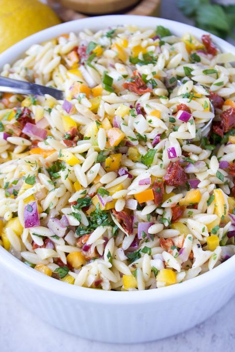 Bursting with flavours, this Mediterranean Orzo Salad is a great make-ahead meal that last for days in the fridge for a quick and easy lunch. Orzo Salat, Mediterranean Orzo Salad, Salad Mediterranean, Mediterranean Orzo, Orzo Salad Recipes, Vegan Coleslaw, Spring Salad Recipes, Orzo Pasta Salad, Food Salad