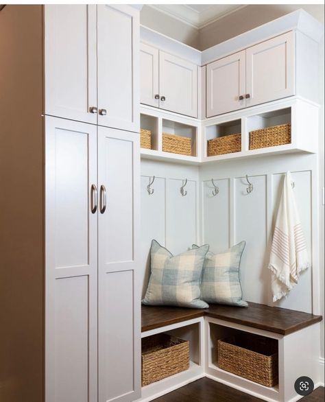 L Shaped Mudroom, Mudroom Cubbies, Garage Mudroom, Corner Closet, Reach In Closet, Entrance Ideas, Mud Room Storage, Mudroom Design, Drop Zone