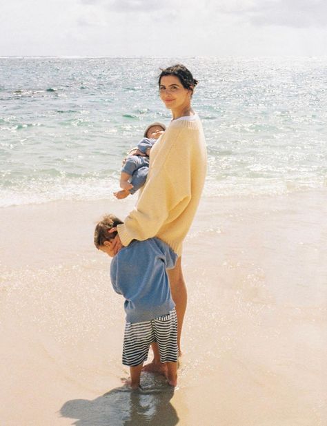 Beach Photo Aesthetic, Photo Shoot Aesthetic, Mother Baby Photography, Green Mountains, Beach Family Photos, My Everything, Aesthetic Beach, Family Photo Outfits, Beach Photo