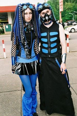 Cybergoth fashion combined both rave and goth fashion to create a new blend of styles. Emphasizes both neon colors of rave fashion and the traditional black of goth fashion. Cybergoth Outfits, Cyberpunk Mode, Goth Couple, Neon Goth, Cybergoth Fashion, Cybergoth Style, Goth Outfit Ideas, Goth Subculture, Goth Outfit