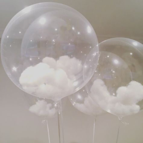 ☁️☁️ CLOUD BALLOONS ☁️☁️ these look even better in person! Clean balloons and puffed cotton balls? Cloud Balloons, Cloud Baby Shower Theme, Baby Shower Unique, Unique Baby Shower Themes, Cloud Theme, Idee Babyshower, Balloon Clouds, Boy Baby Shower Ideas, Moon Baby Shower