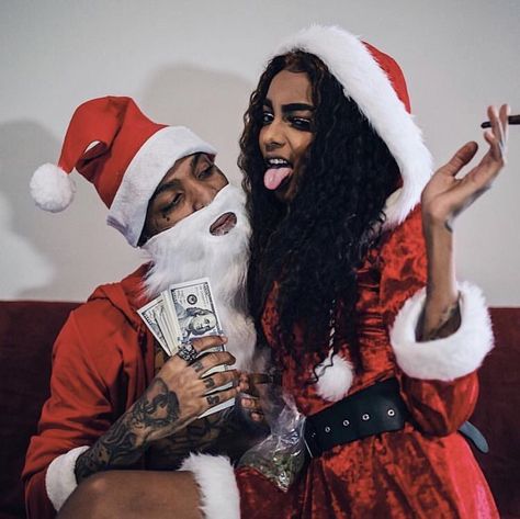 ♡ ; Pinterest : @ XOkikiiii Couple Christmas Pictures With Dog, Black Couple Christmas Pictures, Christmas Pictures With Dog, Couple Christmas Pictures, Young Black Couples, Twitter Pictures, Cute Christmas Pajamas, Christmas Couple Photos, Christmas Couple Pictures