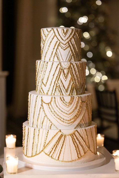 The Great Gatsby Cake Ideas, Roaring 20s Wedding Cake, Golden Wedding Cake Ideas, The Great Gatsby Aesthetic Party, Great Gatsby Dessert Table, Gatsby Cake Birthday, Gatsby Party Cake, Great Gatsby Cake Ideas, 1920 Food