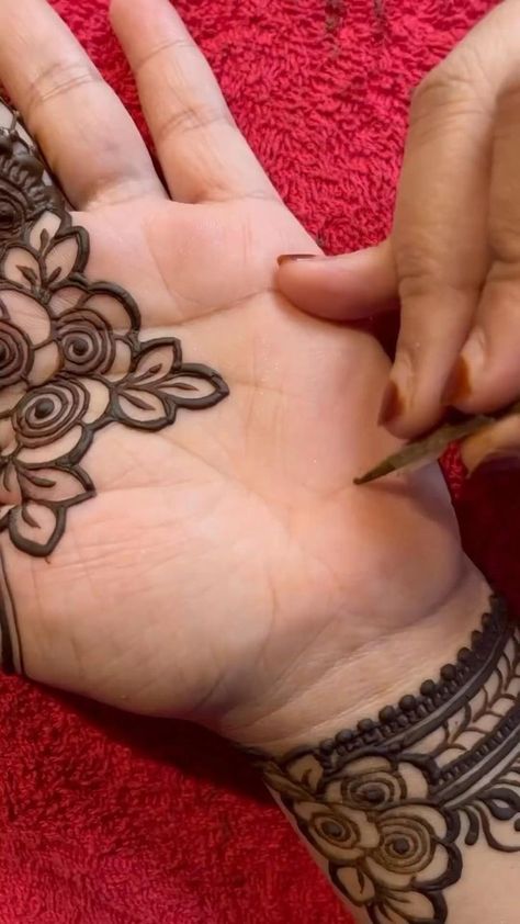 Patchwork Tattoos, Beautiful Simple Mehndi Design, Patchwork Tattoo Ideas, Patchwork Tattoo, Mehndi Designs Bridal Hands, Beginner Henna Designs, Mehndi Designs For Kids, Simple Mehndi Designs Fingers, Very Simple Mehndi Designs