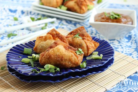 Easy to make and totally game day worthy, Chicken Pad Thai Wontons are the BEST tailgating snack ever. Perfectly portable and can be made in advance. Crab Wontons, Bed Kind, Wonton Recipe, Thai Appetizer, Fish Meals, Tailgate Snacks, Chicken Pad Thai, Wonton Recipes, Asian Flavors