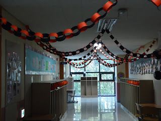 Too much black and orange! | Early's Got Seoul Spirit Week Decorations, Homecoming Background, Homecoming Decorations Hallway, Halloween Dance Decorations, School Halloween Decorations, Hoco Decor, Homecoming Hallways, Halloween Decorations School, Hall Deco