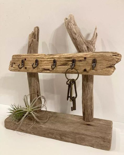 Driftwood Key Holder, Driftwood Decor Ideas, Diy Driftwood Projects, Diy Driftwood Decor, Takken Decor, Diy Driftwood, Driftwood Mobile, Driftwood Furniture, Driftwood Diy