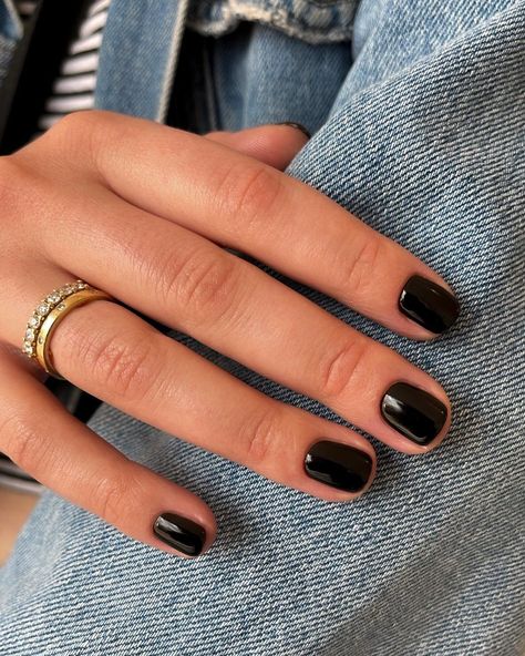 Nail For Engagement Pictures, Black Nails Gels, Dark Colored Short Nails, Dark Short Manicure, Rounded Square Nails Short, Black Short Nails Aesthetic, Short Round Square Nails, Short Round Black Nails, Short Black Nails Aesthetic